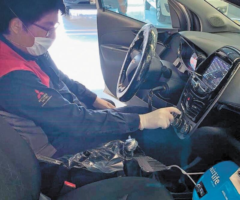 Las agencias de Mitsubishi utilizan el sistema Airlife para la sanitización, el cual rocía oxígeno ionizado en el interior del vehículo. Foto: CORTESÍA