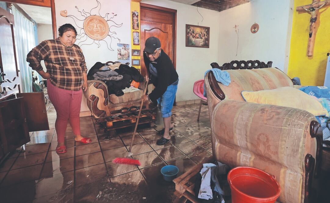 La señora Silvia Segura expuso que por más acciones del municipio para contener las inundaciones, cada año es el mismo problema. Foto: de Alejandro Vargas. El Universal