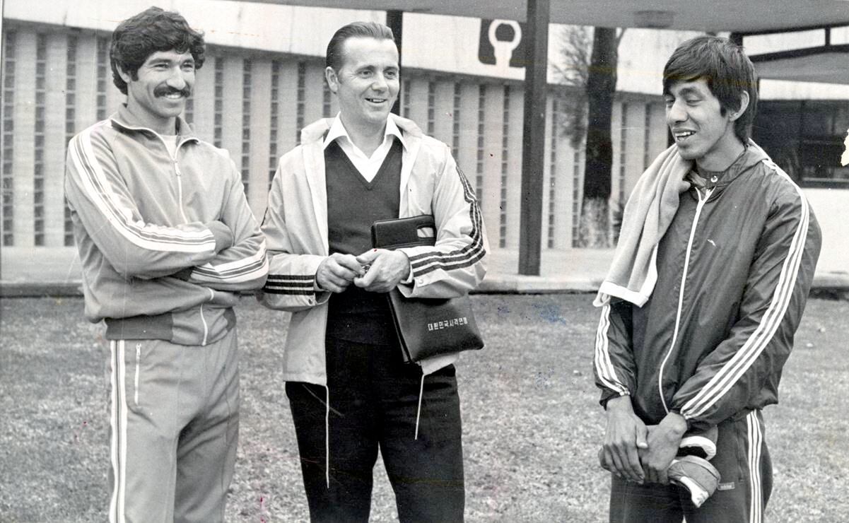Dos de los discípulos del polaco (centro) que ingresaron al equipo de caminata a comienzos de los años 70 fueron Raúl González Rodríguez (izq.) y Domingo Colín (der.). Archivo EL UNIVERSAL.