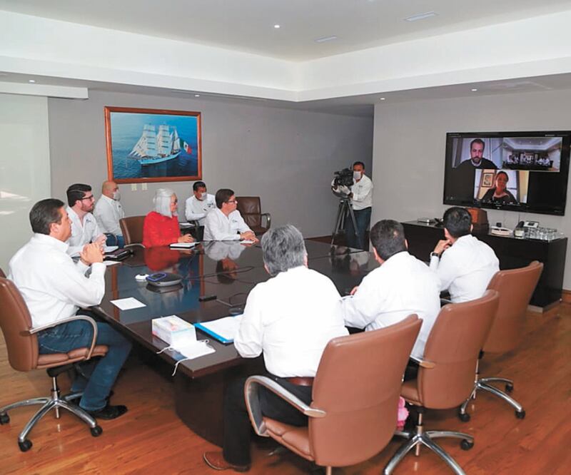 El gobernador Francisco García Cabeza de Vaca y funcionarios de Salud participaron en la videoconferencia con Stefania Montemezzi.