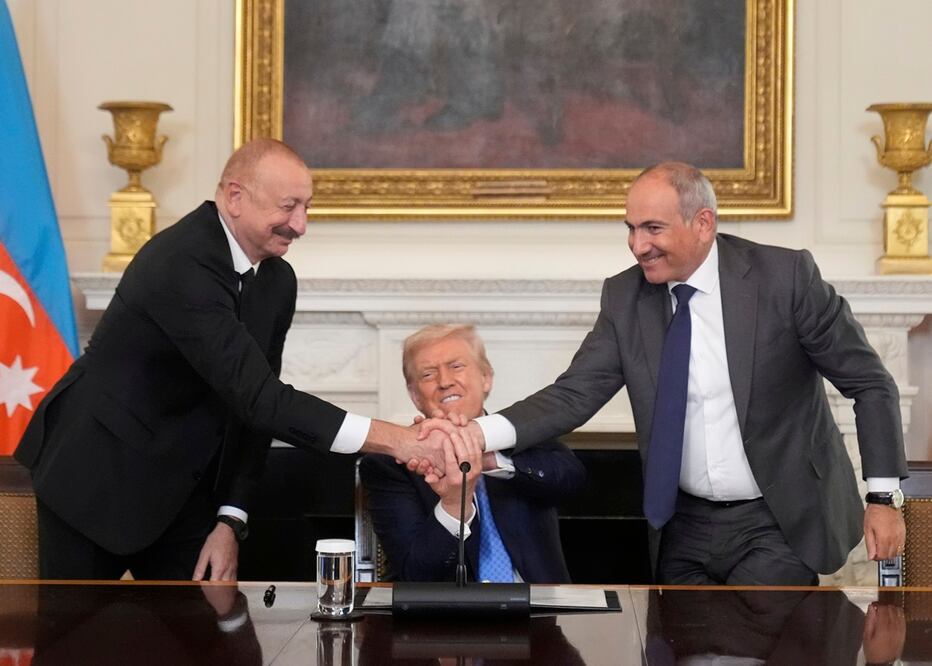 El presidente Donald Trump (centro) estrecha la mano del primer ministro armenio, Nikol Pashinyan (derecha), y del presidente azerbaiyano, Ilham Aliyev, durante una ceremonia de firma trilateral en el Comedor de Estado de la Casa Blanca, en Washington. Foto: AP