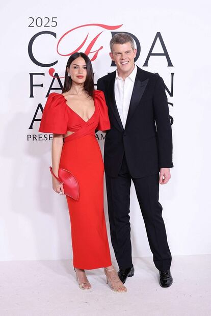 Eiza González y Wes Gordon a su llegada a los CFDA Fashion Awards 2025, el lunes 3 de noviembre. Foto: AFP