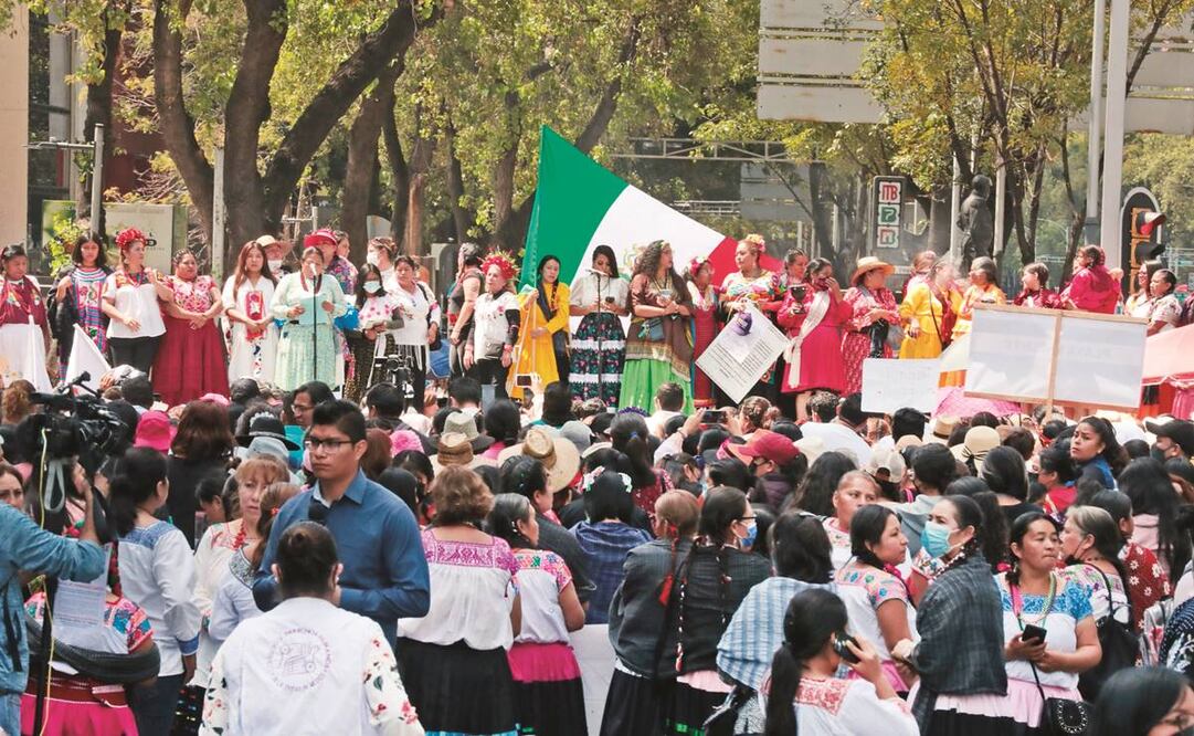 Mujeres tzoltziles, náhuatl, mixtecas, zapotecas se concentraron en las inmediaciones de la ex-Glorieta de Colón. Foto: Ernesto Álvarez