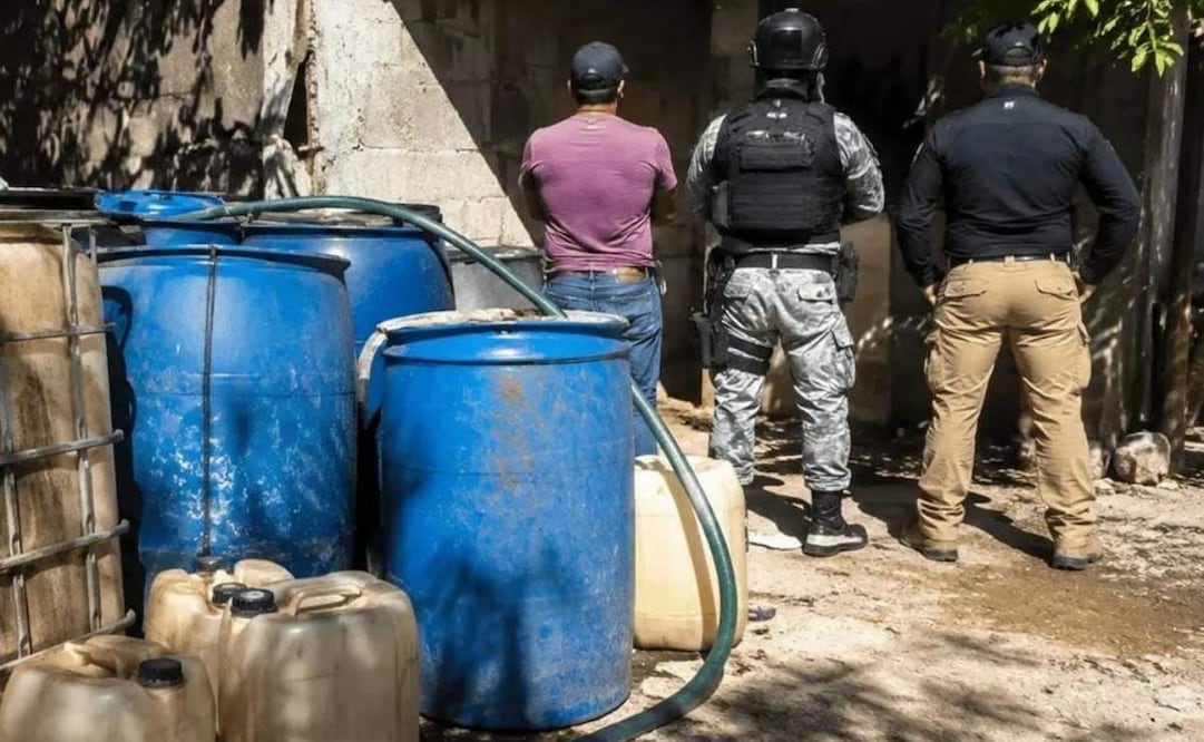 FGR catea predio por presunta venta ilegal de diésel en Umán, Yucatán; aseguran 100 litros y detienen a tres.
Foto: Especial.