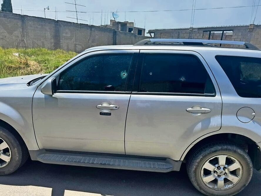 Dos personas en motocicleta interceptaron la camioneta en que viajaba la abanderada del PRI.  Foto Especial