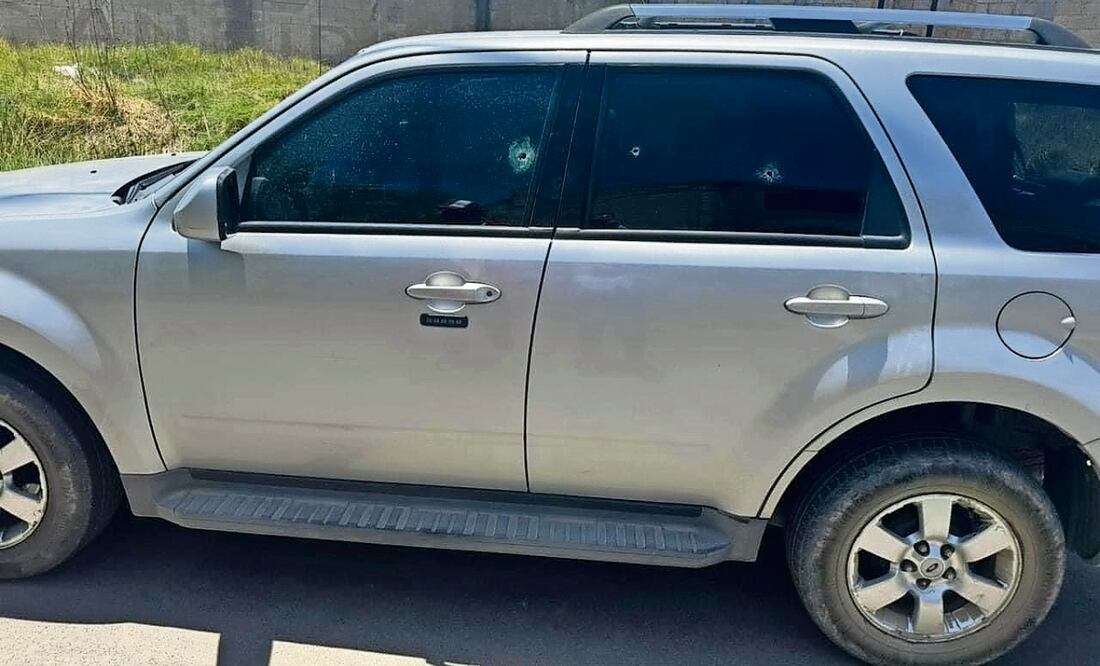 Dos personas en motocicleta interceptaron la camioneta en que viajaba la abanderada del PRI. Foto Especial