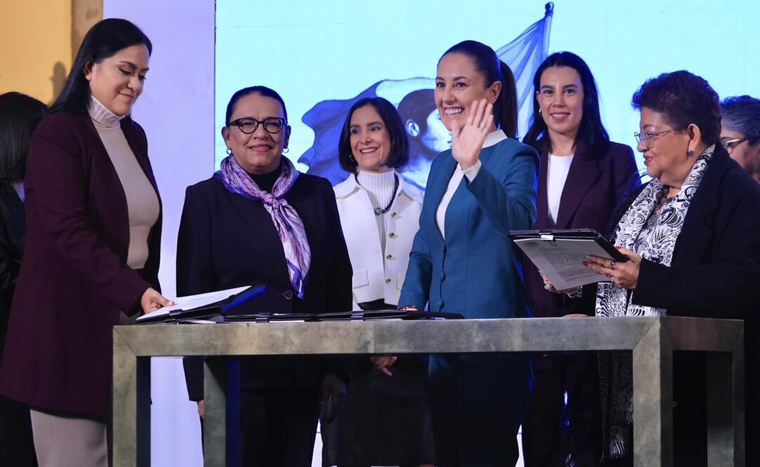 La Presidenta de México en su conferencia matutina junto a mujeres miembros de su gabinete. Foto: Berenice Fregoso / EL UNIVERSAL