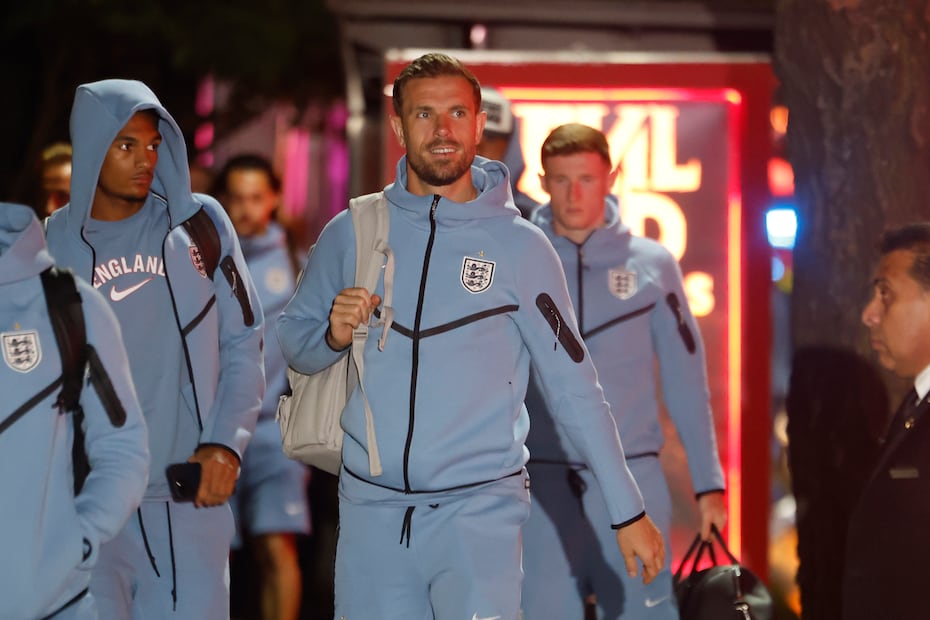 Jordan Henderson en su llegada a su hotel de concentración en la Ciudad de México, previo al partido de México contra Inglaterra en los Octavos de Final del Mundial de 2026 - Foto: EFE