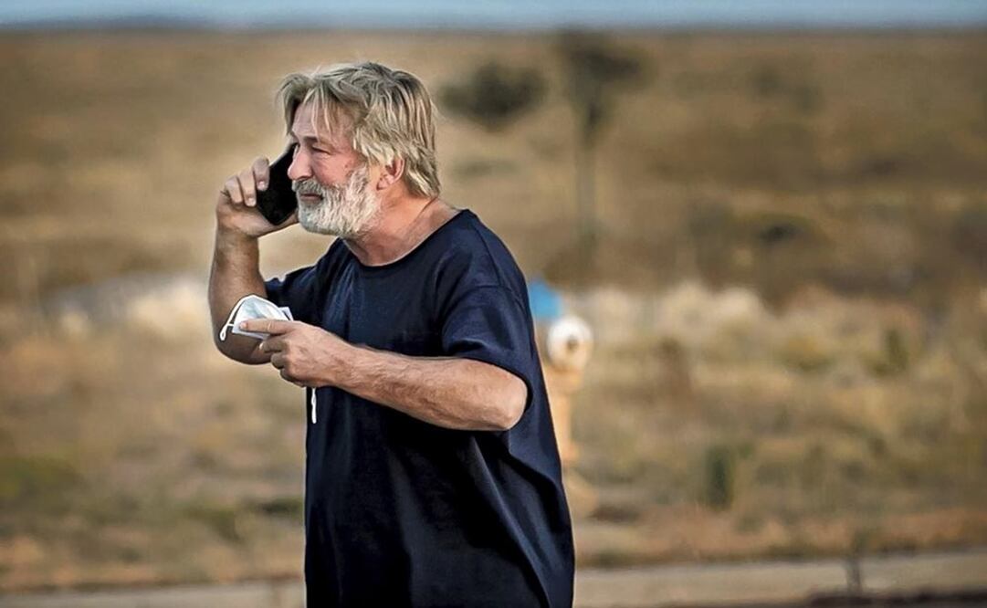 Alec Baldwin, afuera de la oficina del Alguacil del Condado de Sana Fe, Arizona (EU), luego de ser cuestionado por el tiroteo en el set de la cinta "Rusty". Foto: AP