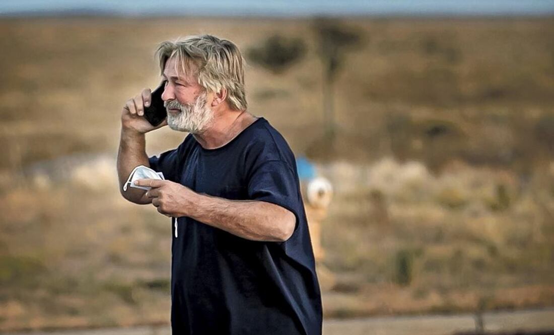 Alec Baldwin, afuera de la oficina del Alguacil del Condado de Sana Fe, Arizona (EU), luego de ser cuestionado por el tiroteo en el set de la cinta "Rusty". Foto: AP