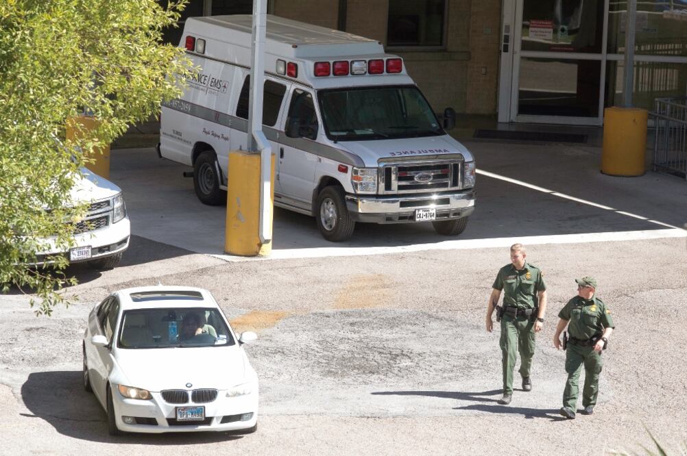Imagen del 25 de octubre cuando la Patrulla Fronteriza trasladó a la menor mexicana en una ambulancia desde el hospital a un centro de detención para niños (AP)