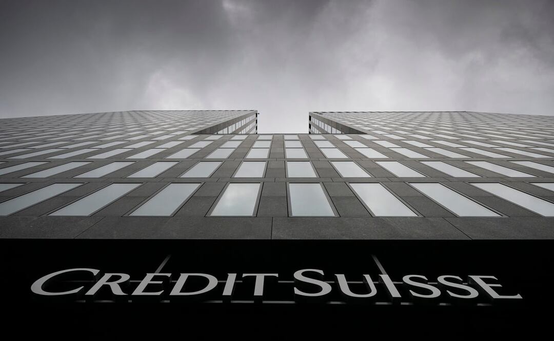 Nubes grises cubren el cielo sobre un edificio del banco Credit Suisse en Zúrich, Suiza. Foto: AP