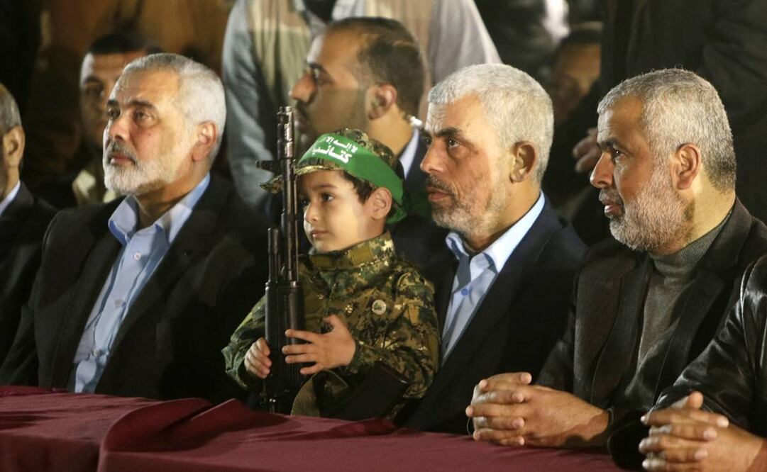 Yahya Sinwar (segundo a la derecha), el nuevo líder del movimiento islamista Hamas en la Franja de Gaza. Foto: AFP
