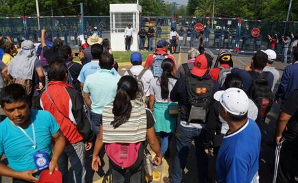 Marchan maestros en Oaxaca; cercan el aeropuerto
