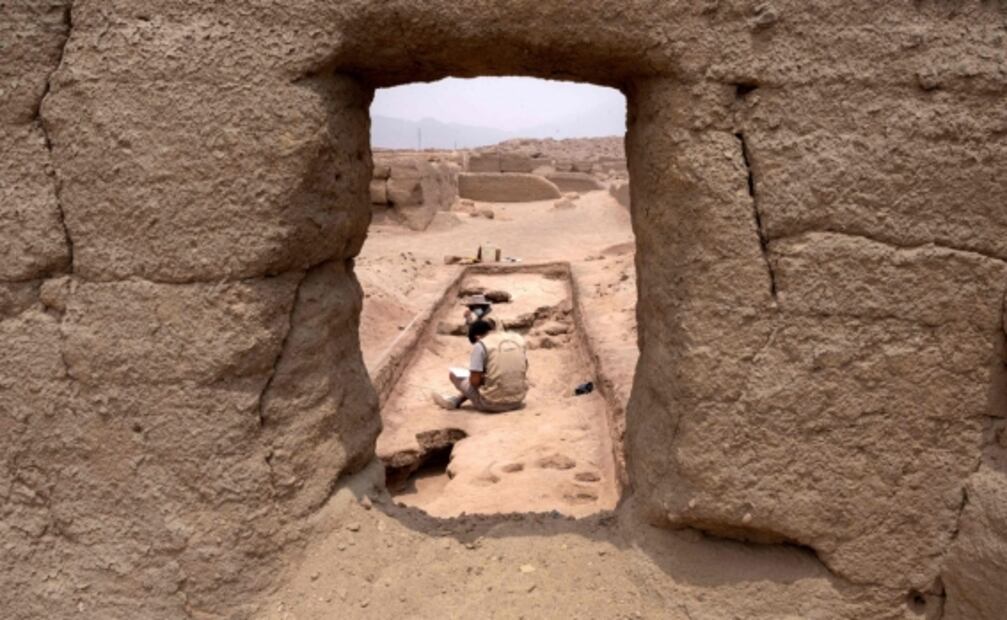 Descubren momia, cubriéndose el rostro, de hace aproximadamente mil 200 años de antigüedad