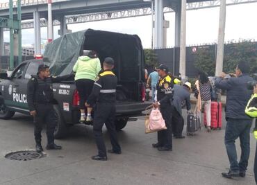 Policías dan "aventón" a pasajeros por bloqueo de federales en el AICM
