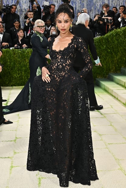 Zoe Kravitz en la "alfombra blanca" de la Met Gala, inspirada en el arte de Vincent van Gogh.
Foto: Evan Agostini / AP