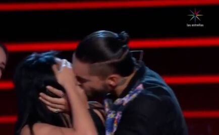 Maluma besa a concursante de "La Voz… México"