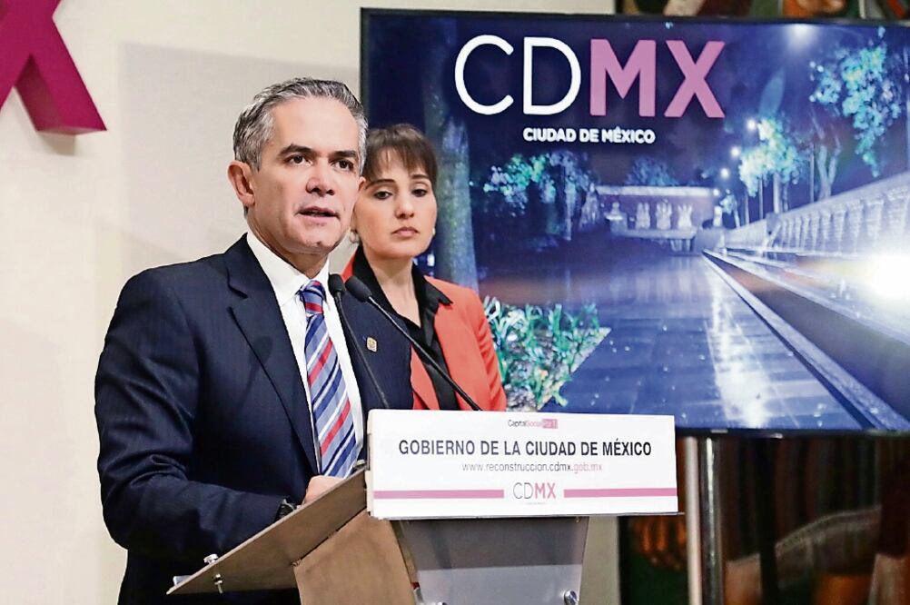 Miguel Ángel Mancera, jefe de Gobierno capitalino, dice que no se debe tratar igual a quien vende droga en una “tiendita”, que a quien lo hace en una escuela. (ESPECIAL)