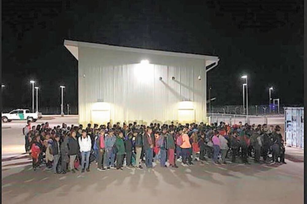 Captura. Los 194 migrantes detenidos el domingo cerca de Antelope Wells, en Nuevo México. Foto/TOMADA DE TWITTER