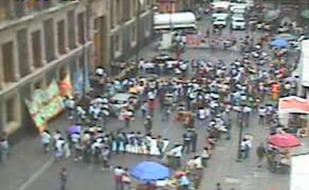 Marcha de estudiantes excluidos llega a la SEP