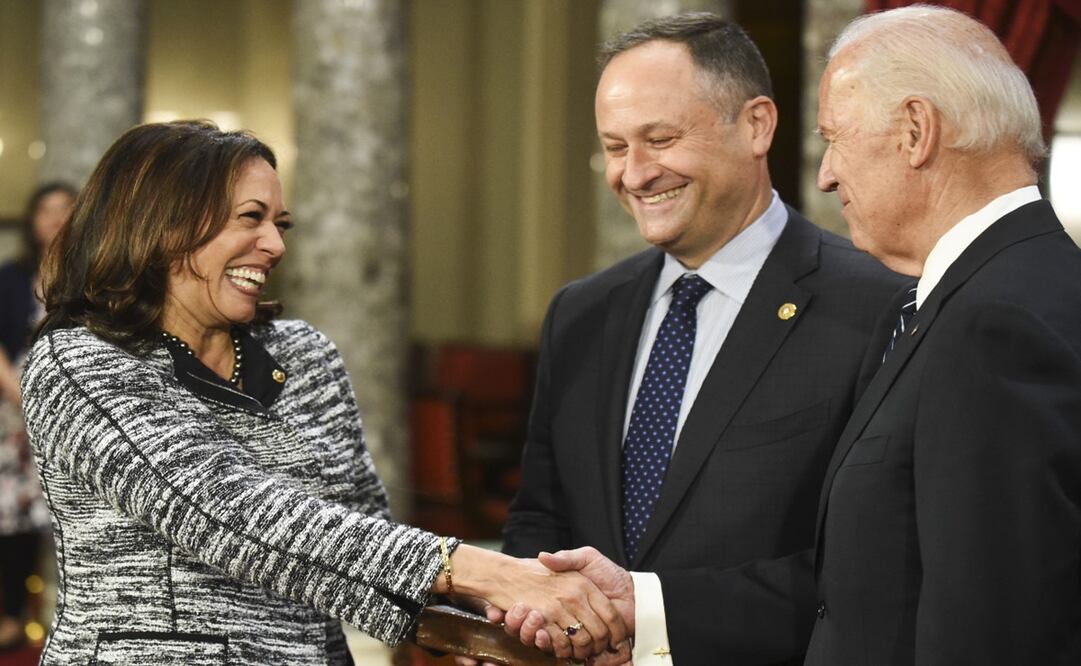 Kamala Harris, su esposo Doug y Joe Biden en 2017 - Foto: Kevin Wolf/AP