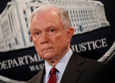 Pese a críticas de Trump, Sessions dice que seguirá como fiscal de EU