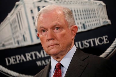 Pese a críticas de Trump, Sessions dice que seguirá como fiscal de EU