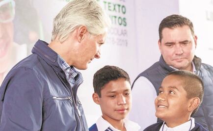 Alfredo del Mazo entrega libros de texto gratuitos