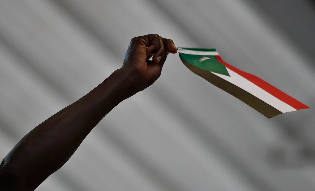 Una persona ondea la bandera nacional de Sudán - Foto:Hussein Malla/AP