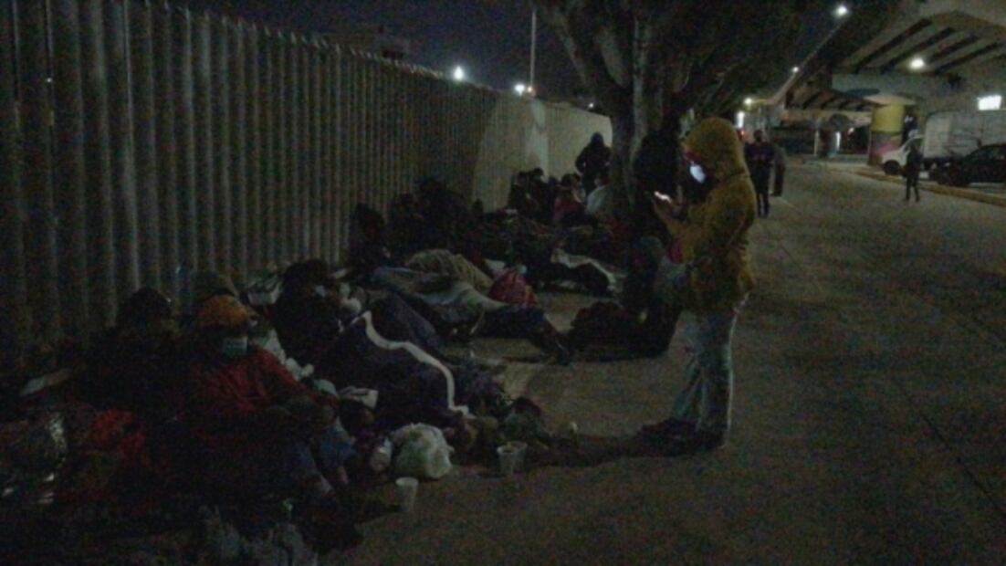 Migrantes duermen a la intemperie en Garita El Chaparral