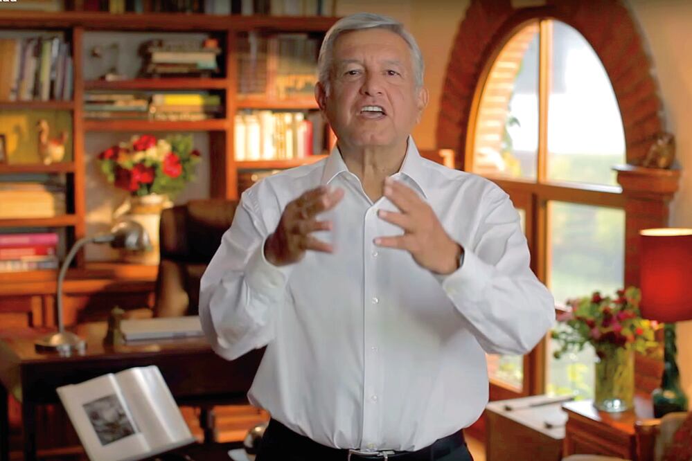 El presidente nacional de Morena, Andrés Manuel López Obrador, anuncia que a partir de esta semana iniciará la transmisión de un nuevo spot, luego de que en días pasados fueran retirados dos promos a orden del TEPJF (TOMADA DE FACEBOOK)