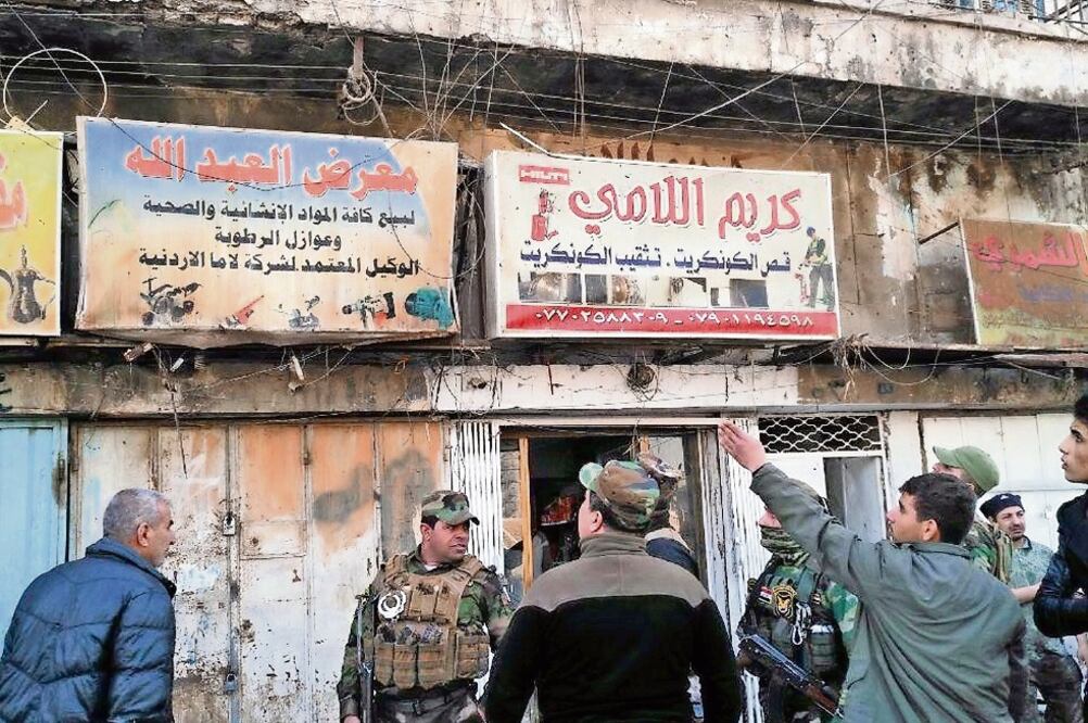 Pesquisa. Soldados iraquíes inspeccionan el escenario de un doble atentado suicida perpetrado en Bagdad (AHMED ALÍ. EFE)