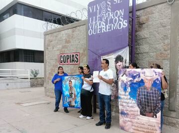 Crematorio Plenitud: familiares de víctimas se manifiestan frente a Fiscalía de Chihuahua con tendedero de cartas e imágenes; "es algo muy triste"