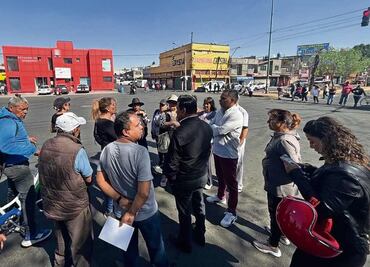 Bloquean dos avenidas en Neza por falta de agua