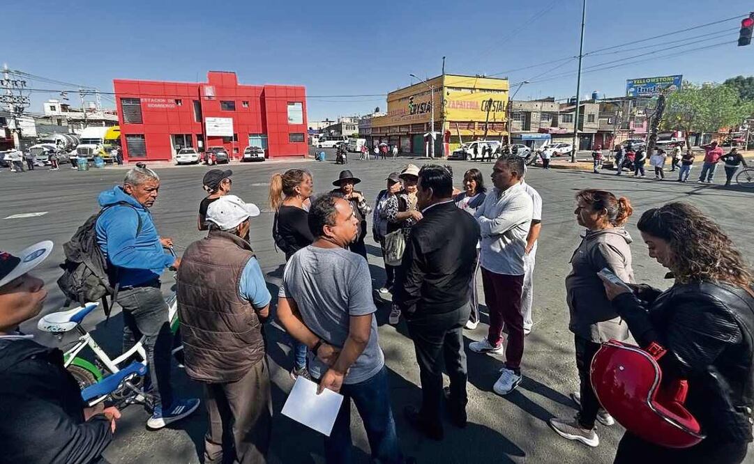 Vecinos de la colonia Esperanza cerraron las avenidas Chimalhuacán y Tepozanes por la falta de agua. Foto: Especial