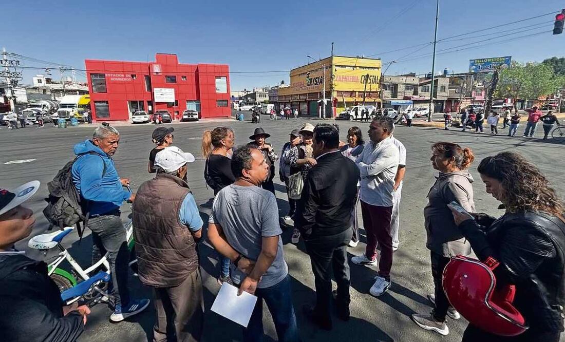Vecinos de la colonia Esperanza cerraron las avenidas Chimalhuacán y Tepozanes por la falta de agua. Foto: Especial