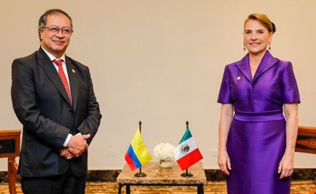 Beatriz Gutiérrez Müller conversó con Gustavo Petro sobre la búsqueda de los restos del general José María Melo y Ortiz. Foto: SRE