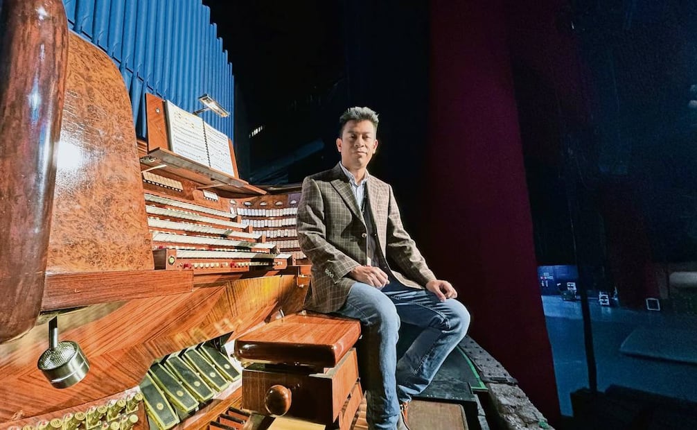 El técnico organero del OMAN, Marco Ángel Sánchez Romero, celebra el
nuevo capítulo que el Órgano Monumental escribe de su historia. Foto: Benjamin Becerril / EL UNIVERSAL