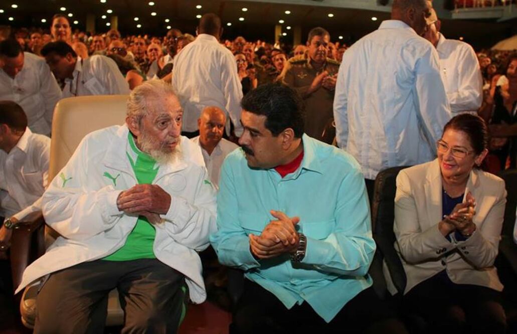 El ex líder cubano acudió a una gala en su honor. Le acompañó el presidente venezolano Nicolás Maduro (REUTERS)