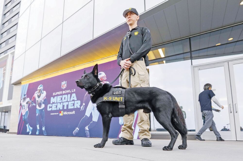 En las calles de Minneapolis es común ver policías en todos los puntos de mayor afluencia (ERIK S. LESSER. EFE)