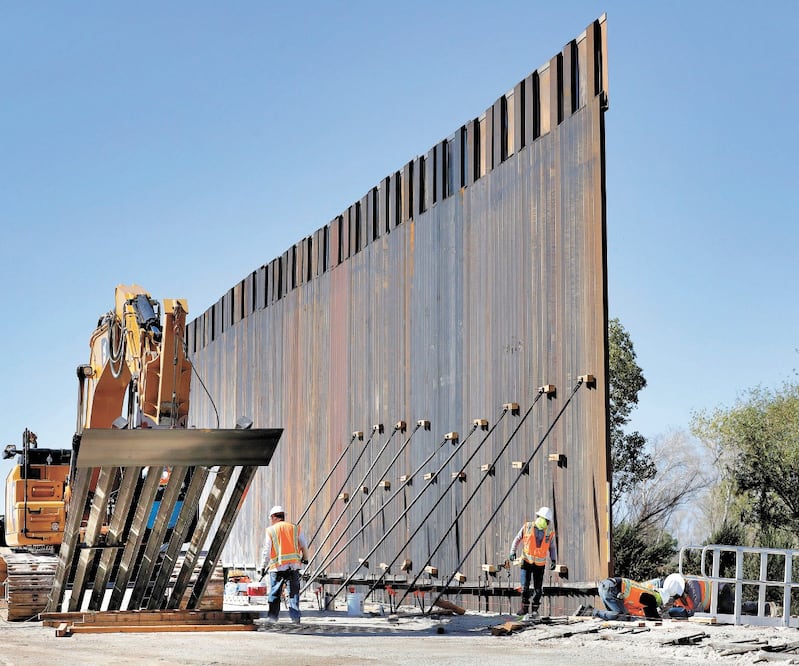 Contratistas del gobierno erigen una sección del muro fronterizo a lo largo del río Colorado en Yuma, Arizona, el 10 de septiembre de 2019. Foto/MATT YORK. AP