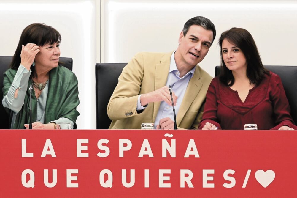 El presidente del gobierno español (centro), Pedro Sánchez, en una conferencia junto con miembros del PSOE, un día después de ganar las elecciones. / JAVIER SORIANO. AFP