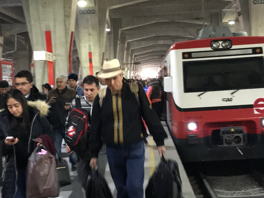 Fallas en el Suburbano, presuntamente en un tren que quedó parado en la estación Tultitlán, generó atraso hasta de media hora en los viajes (Foto: Rebeca Jiménez / EL UNIVERSAL)