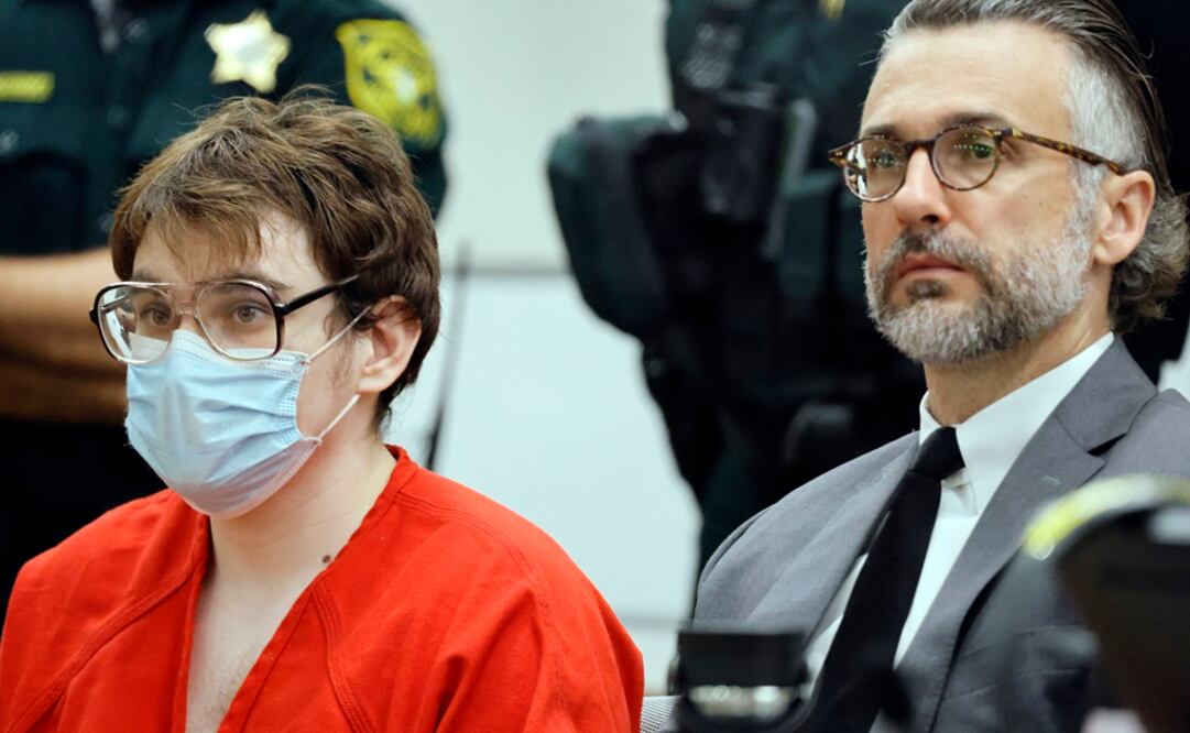 El autor de la masacre de la escuela secundaria Marjory Stoneman Douglas (MSD) en Parkland, Nikolas Cruz junto a su abogado Casey Secor. Foto: EFE