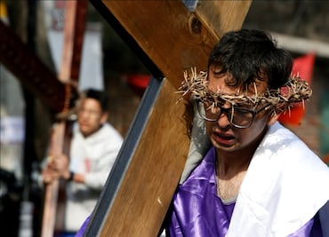 FOTOS: “A un nazareno lo mueve la fe”, así es el recorrido de penitentes en Viernes Santo en Iztapalapa