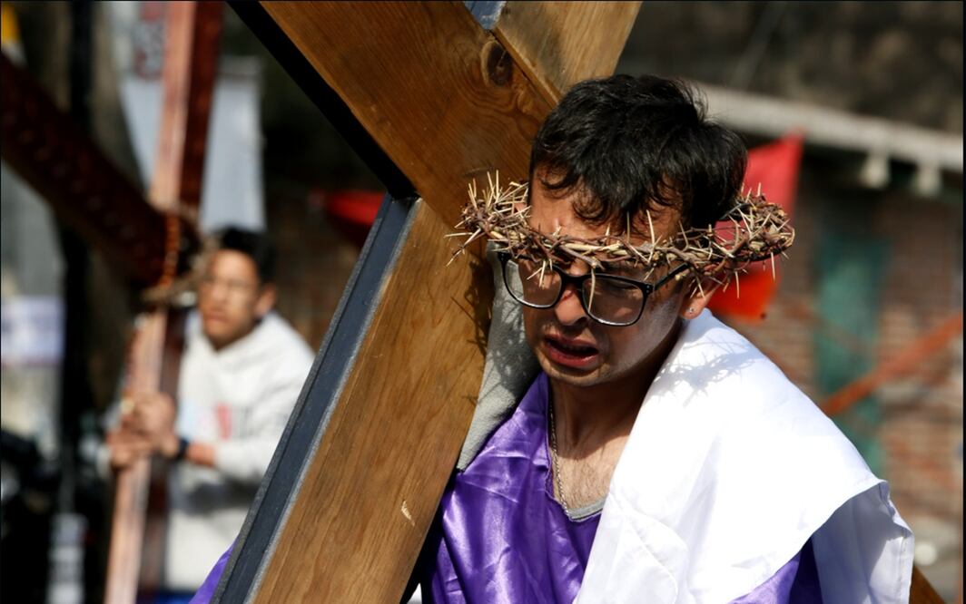 Nazarenos recorren las calles de Iztapalapa durante la 182 Representación de la Pasión de Cristo en Iztapalapa, el viernes 18 de abril de 2025. Foto: Darío Luna / EL UNIVERSAL