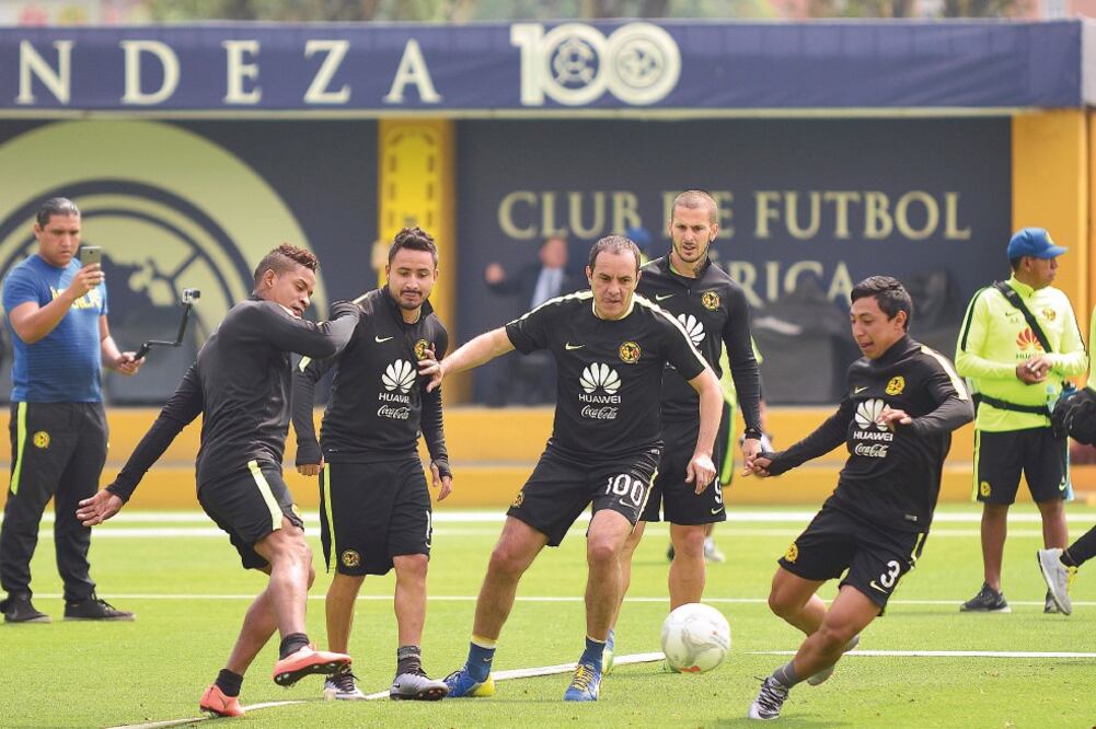 Cuauhtémoc Blanco hizo algunas jugadas “es p ec ia les” ante sus nuevos compañeros del América, previo a su partido de despedida ante el Morelia en la cancha del Estadio Azteca (FRANCISCO ESTRADA. JAM MEDIA)