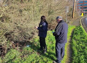 Teléfono móvil sigue funcionando tras caer del Boeing de Alaska Airlines que sufrió incidente