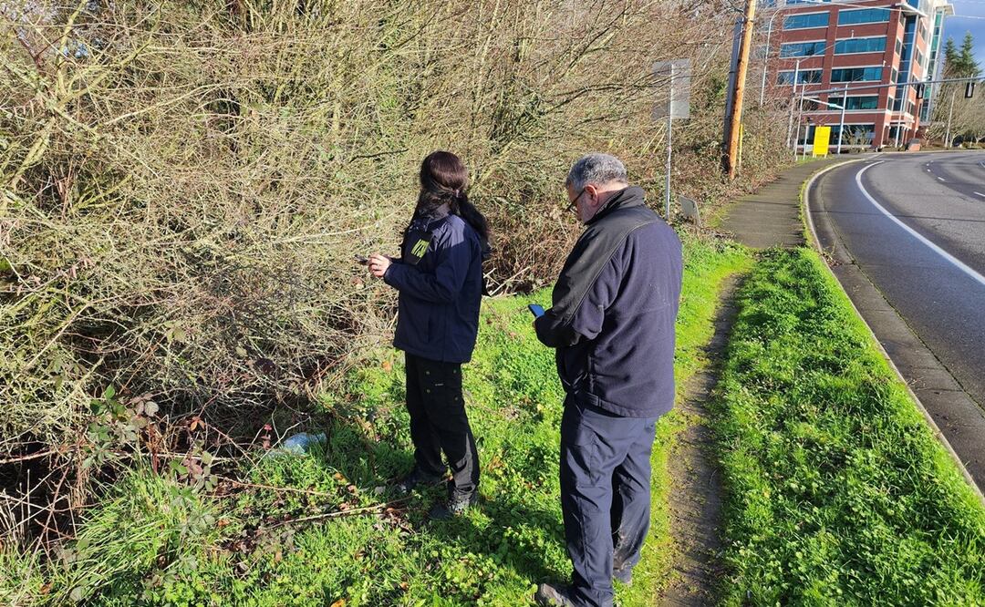 Un internauta contó en X, que había encontrado un iPhone en el arcén de una carretera cerca de Portland. Foto: @SeanSafyre